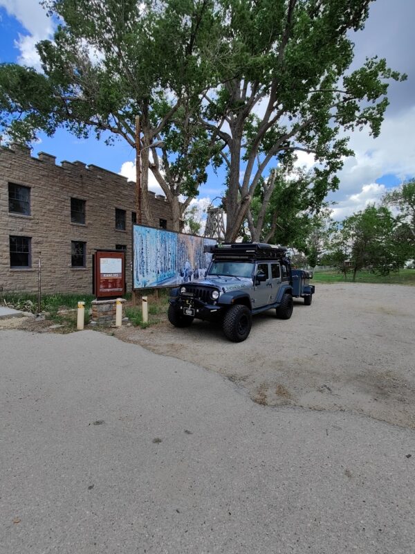 A jeep parked in front of a building.